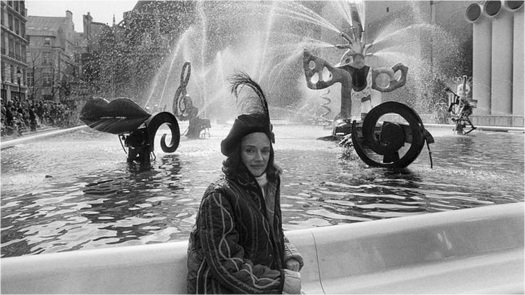 Niki de Saint Phalle frente a su fuente del Centro Pompidu